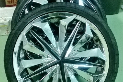 แม็ก 20นิ้ว พร้อมยาง ตามสภาพรับได้ค่อยโทรครับ 7500 งดต่อ 5555