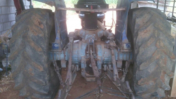 ขายรถไถ ฟอร์ด 77 เอกสารเล่มทะเบียน เพลาเดี่ยว ใบมีดดันหน้า 7 จาน ราคา 200000