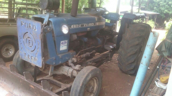 ขายรถไถ ฟอร์ด 77 เอกสารเล่มทะเบียน เพลาเดี่ยว ใบมีดดันหน้า 7 จาน ราคา 200000