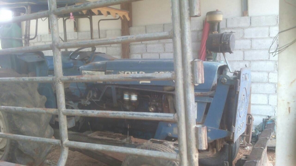 ขายรถไถ ฟอร์ด 77 เอกสารเล่มทะเบียน เพลาเดี่ยว ใบมีดดันหน้า 7 จาน ราคา 200000