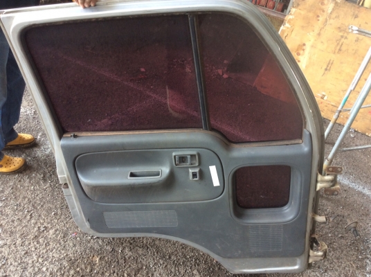 ประตู  NISSAN ALLAS ข้างซ้าย กระจกไฟฟ้า ขาย 5,500 บาท (ศุภากร 081-1903107 , 081-4252943)