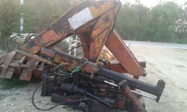 ขายเครนติดหลังรถบรรทุก  ยาว 4.5 เมตร น้ำหนักยก 2.5 ตัน ราคา 30,000 บาท