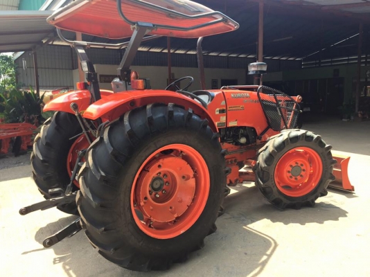 ขายรถไถ Kubota M7040 (4WD) พร้อมดันหน้า ผานบุกเบิกช้าง รถพร้อมใช้งานครับ