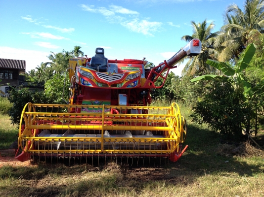 ขายรถเกี่ยวนวดข้าว ขายรถเกี่ยวนวดข้าว