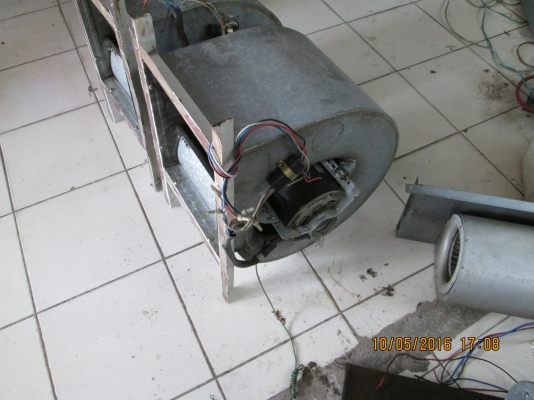 ร้านอาหาร/โรงงาน/  ดูดอากาศ/ระบายอากาศ/มี 2 ตัวครับ