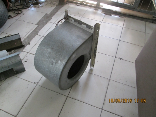 ร้านอาหาร/โรงงาน/  ดูดอากาศ/ระบายอากาศ/มี 2 ตัวครับ