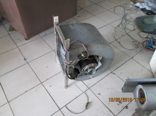 ร้านอาหาร/โรงงาน/  ดูดอากาศ/ระบายอากาศ/มี 2 ตัวครับ