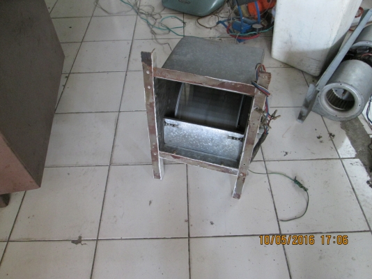 ร้านอาหาร/โรงงาน/  ดูดอากาศ/ระบายอากาศ/มี 2 ตัวครับ