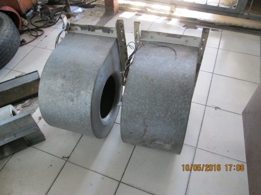 ร้านอาหาร/โรงงาน/  ดูดอากาศ/ระบายอากาศ/มี 2 ตัวครับ