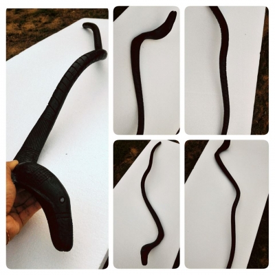 ไม้ครูคฑาพญานิลนาค ดวงตาสองข้างเป็นพลอยดำเสก ไม้พิเศษสลักลายพื้นบ้านทั่วทั้งลำ ใช้ตกแต่งร้านค้า หรือเสริมดวงหนุนดวงผู้ครอบครอง สร้างเพียงชิ้นเดียว