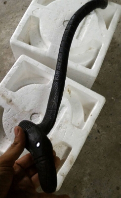 ไม้ครูคฑาพญานิลนาค ดวงตาสองข้างเป็นพลอยดำเสก ไม้พิเศษสลักลายพื้นบ้านทั่วทั้งลำ ใช้ตกแต่งร้านค้า หรือเสริมดวงหนุนดวงผู้ครอบครอง สร้างเพียงชิ้นเดียว