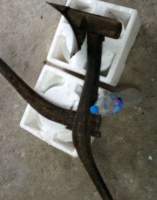 คันไถไม้มงคลพิเศษๆ พร้อมหัวผานไถเหล็กหล่อโบราณแท้ หนักมากๆ สามารถถอดประกอบได้ หายากแล้วครับสภาพดีครบๆ แบบนี้