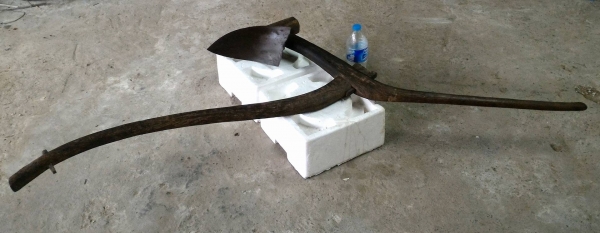 คันไถไม้มงคลพิเศษๆ พร้อมหัวผานไถเหล็กหล่อโบราณแท้ หนักมากๆ สามารถถอดประกอบได้ หายากแล้วครับสภาพดีครบๆ แบบนี้