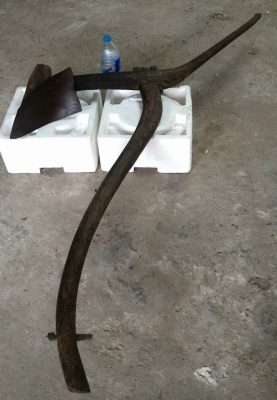 คันไถไม้มงคลพิเศษๆ พร้อมหัวผานไถเหล็กหล่อโบราณแท้ หนักมากๆ สามารถถอดประกอบได้ หายากแล้วครับสภาพดีครบๆ แบบนี้