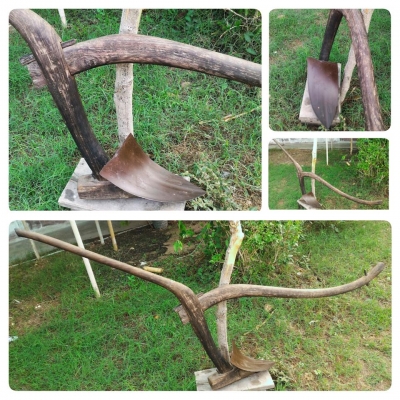 คันไถไม้มงคลพิเศษๆ พร้อมหัวผานไถเหล็กหล่อโบราณแท้ หนักมากๆ สามารถถอดประกอบได้ หายากแล้วครับสภาพดีครบๆ แบบนี้