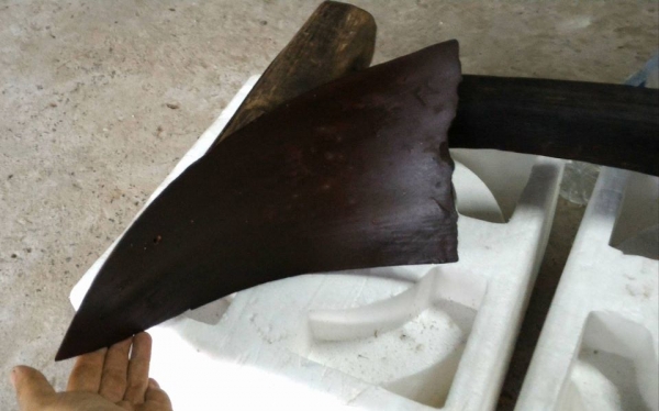 คันไถไม้มงคลพิเศษๆ พร้อมหัวผานไถเหล็กหล่อโบราณแท้ หนักมากๆ สามารถถอดประกอบได้ หายากแล้วครับสภาพดีครบๆ แบบนี้