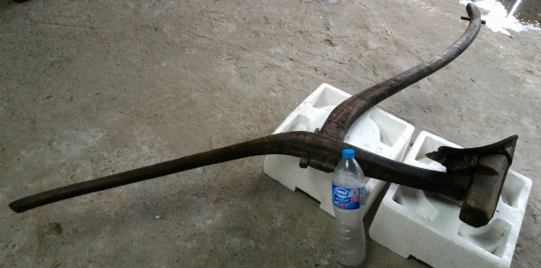 คันไถไม้มงคลพิเศษๆ พร้อมหัวผานไถเหล็กหล่อโบราณแท้ หนักมากๆ สามารถถอดประกอบได้ หายากแล้วครับสภาพดีครบๆ แบบนี้