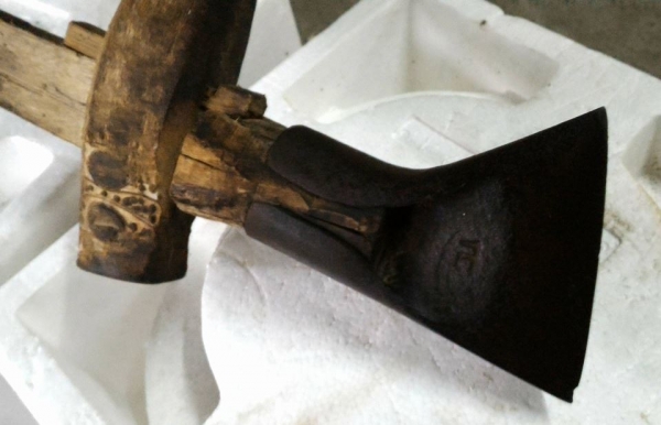 ขวานโยน ขวานถากเหล็กเก่า ขนาดใหญ่ ตัวที่ 1 เนื้อโลหะตีขึ้นรูปพร้อมด้าม 750บ. งานเก่าแท้ ยังใช้งานได้ แต่เหมาะสะสมมากกว่าหายากแล้วครับ