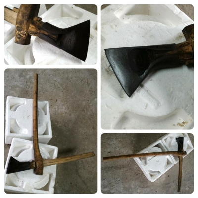 ขวานโยน ขวานถากเหล็กเก่า ขนาดใหญ่ ตัวที่ 1 เนื้อโลหะตีขึ้นรูปพร้อมด้าม 750บ. งานเก่าแท้ ยังใช้งานได้ แต่เหมาะสะสมมากกว่าหายากแล้วครับ