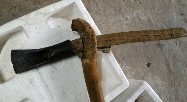 ขวานโยน ขวานถากเหล็กเก่า ขนาดใหญ่ ตัวที่ 2 เนื้อโลหะตีขึ้นรูปพร้อมด้าม ราคา 700บ. งานเก่าแท้ ยังใช้งานได้ แต่เหมาะสะสมมากกว่าหายากแล้วครับ