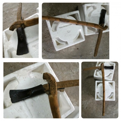 ขวานโยน ขวานถากเหล็กเก่า ขนาดใหญ่ ตัวที่ 2 เนื้อโลหะตีขึ้นรูปพร้อมด้าม ราคา 700บ. งานเก่าแท้ ยังใช้งานได้ แต่เหมาะสะสมมากกว่าหายากแล้วครับ