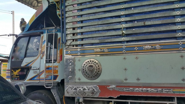 รถฮีโน่ 10 ล้อ หลังถนน ( ไม่ดั้ม )  FL3H  เปลื่ยนเครื่อง 230 แรงม้า. ปี 36.   สนใจติดต่อ  081 - 6079515