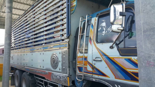 รถฮีโน่ 10 ล้อ หลังถนน ( ไม่ดั้ม )  FL3H  เปลื่ยนเครื่อง 230 แรงม้า. ปี 36.   สนใจติดต่อ  081 - 6079515