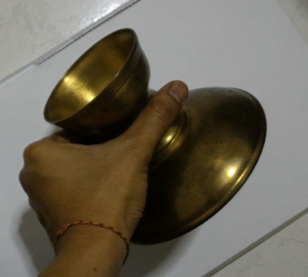 พานทองเหลืองใช้รองขันลงหิน สภาพดี ทองเหลืองหนักๆ หนาๆ เหมาะสะสม