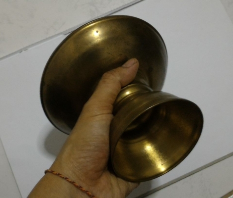 พานทองเหลืองใช้รองขันลงหิน สภาพดี ทองเหลืองหนักๆ หนาๆ เหมาะสะสม