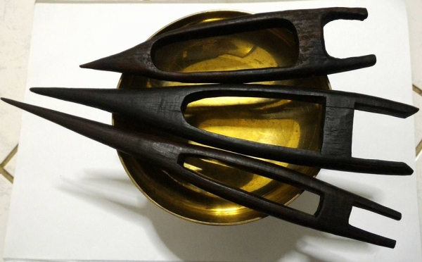 จีมไม้เก่าแกะสลักแฮนด์เมด 3ตัว ใช้ถักตาข่าย ถักแหหาปลา สาระพัดงานพื้นบ้านไทยอิสาน