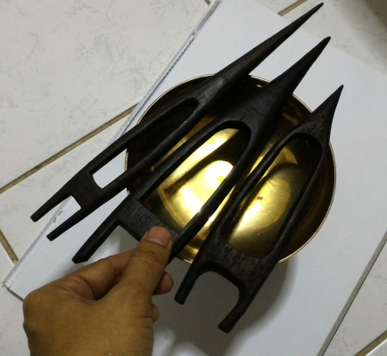 จีมไม้เก่าแกะสลักแฮนด์เมด 3ตัว ใช้ถักตาข่าย ถักแหหาปลา สาระพัดงานพื้นบ้านไทยอิสาน