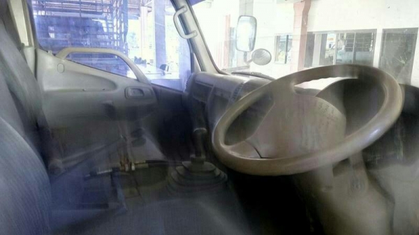 หกล้อดั้มดินhino