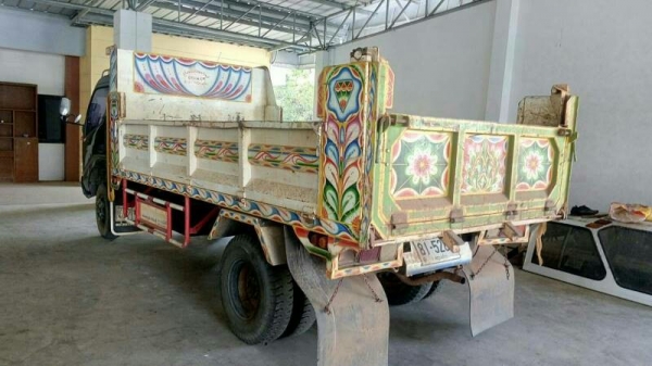 หกล้อดั้มดินhino