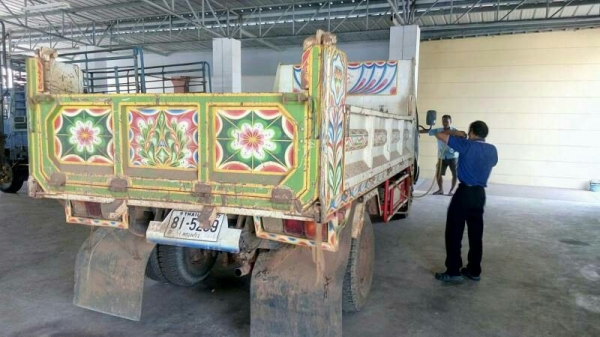 หกล้อดั้มดินhino