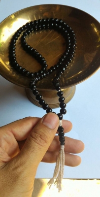 หลวงพ่ออุตตมะ สร้อยประคำ 108 เม็ด เนื้อผงจุ่มรักดำ เงางามแห้งๆ สวยเก่าเก็บดีมาก งานทำมือล้วนๆ