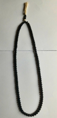 หลวงพ่ออุตตมะ สร้อยประคำ 108 เม็ด เนื้อผงจุ่มรักดำ เงางามแห้งๆ สวยเก่าเก็บดีมาก งานทำมือล้วนๆ