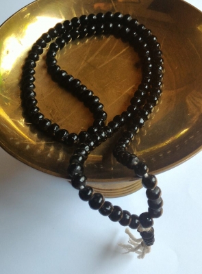 หลวงพ่ออุตตมะ สร้อยประคำ 108 เม็ด เนื้อผงจุ่มรักดำ เงางามแห้งๆ สวยเก่าเก็บดีมาก งานทำมือล้วนๆ