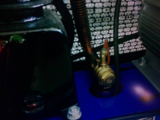 ขายปั๊มลมลูกสูบยี่ห้อ ไทรตัน 1แรง ถัง 40ลิตร ไฟ 230V/50Hz