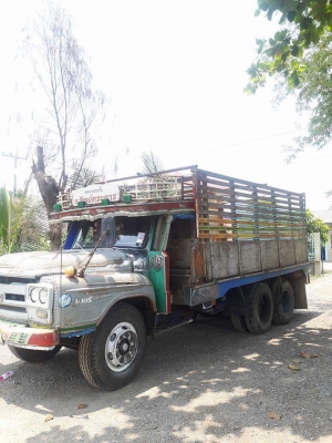 ขาย หัวยาว 10 ล้อ  เพลาเดียว  เครื่อง 6 BF1.  185 แรง ช่วงล่างเดิม พวงมาลัยเพาเวอ แบตใหม่ 2 ลูกราคา เบา.เบา 179999  บาทต่อรองได้.   0906312519.  ถึงจะเก่าแต่ขับดีมาก