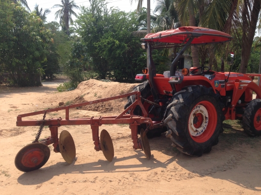 รถไถ KUBOTA L4708 (ราคา370,000 บาท) มีภาพวีดีโอ   พร้อมอุปกรณ์ 4 รายการ ผานดันหน้า ผาน6 ผาน3 โรตารี่ รถสวยสภาพ พร้อมใช้งานรถสวยๆ  สนใจติดต่อ คุณชัยยา สตึก โทร 081-9972972 089-9451778