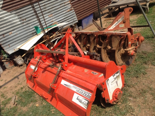 รถไถ KUBOTA L4708 (ราคา370,000 บาท) มีภาพวีดีโอ   พร้อมอุปกรณ์ 4 รายการ ผานดันหน้า ผาน6 ผาน3 โรตารี่ รถสวยสภาพ พร้อมใช้งานรถสวยๆ  สนใจติดต่อ คุณชัยยา สตึก โทร 081-9972972 089-9451778