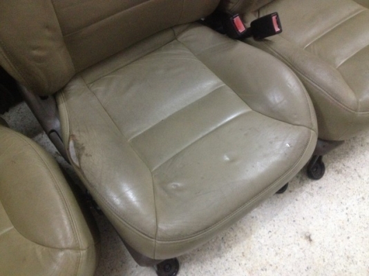 เบาะหน้าหลังครบชุด FORD ESCAPE 3.0 เก่าญี่ปุ่นสภาพตามรูปครับ