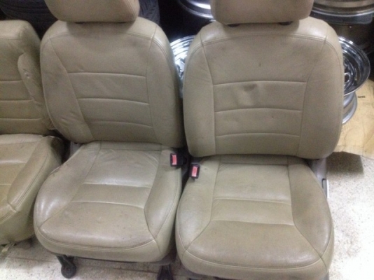 เบาะหน้าหลังครบชุด FORD ESCAPE 3.0 เก่าญี่ปุ่นสภาพตามรูปครับ