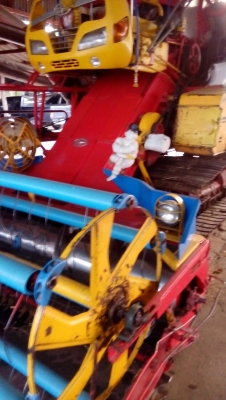 รถเกี่ยวข้าวศักดิ์พัฒนา พร้อมใช้งาน ราคาต่อรองได้ครับ.