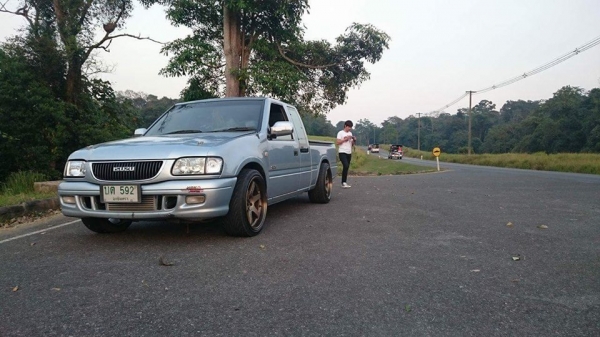 ขาย ISUZU ดราก้อน ปี 2000 ลดราคาเหลือ 200000 คับ ขาย ISUZU ดราก้อน ปี 2000 ลดราคาเหลือ 200000 คับ