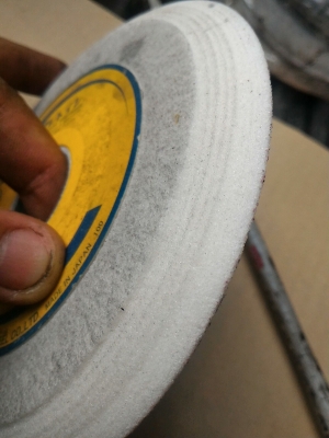 วงล้อหินเจียร์ยี่ห้อ KURE เป็นชนิดหินขาว จากญี่ปุ่น มีสองรูปทรงแบบบางและแบบหนา