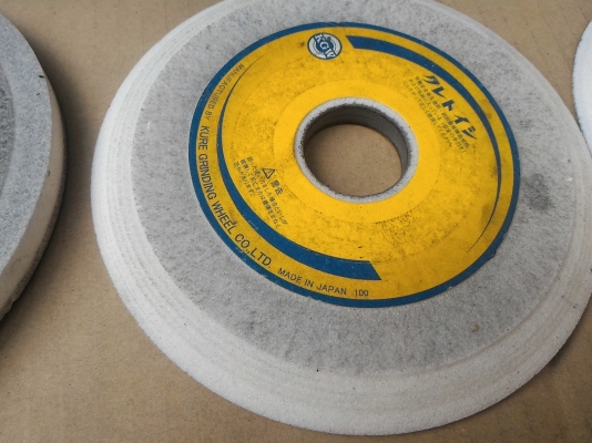 วงล้อหินเจียร์ยี่ห้อ KURE เป็นชนิดหินขาว จากญี่ปุ่น มีสองรูปทรงแบบบางและแบบหนา