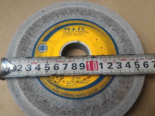 วงล้อหินเจียร์ยี่ห้อ KURE เป็นชนิดหินขาว จากญี่ปุ่น มีสองรูปทรงแบบบางและแบบหนา