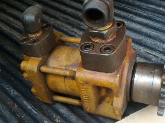 ปั้มไฮดรอลิค ยี่ห้อ SUMITOMO จากญี่ปุ่น เป็นชนิดเกียร์ปั๊ม ทำแรงดันได้ถึง 320 Kg/cm