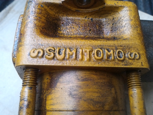 ปั้มไฮดรอลิค ยี่ห้อ SUMITOMO จากญี่ปุ่น เป็นชนิดเกียร์ปั๊ม ทำแรงดันได้ถึง 320 Kg/cm